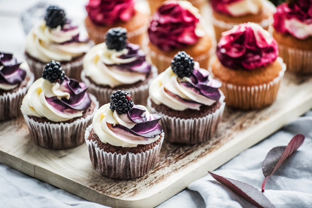 berry cupcakes on plate  - Fotoğraf, Görsel