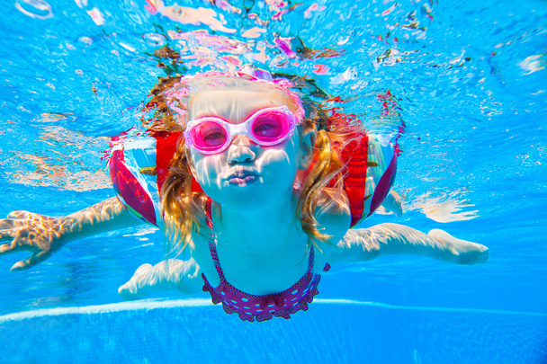 girl floating in pool - Foto, Imagem