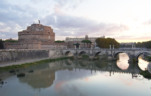 El castillo y el puente de Sant 'Angelo en Roma
 - Foto, Imagen