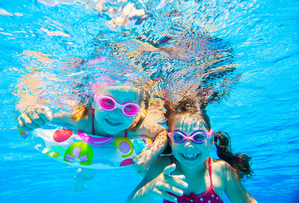 girls in swimming pool - Foto, afbeelding