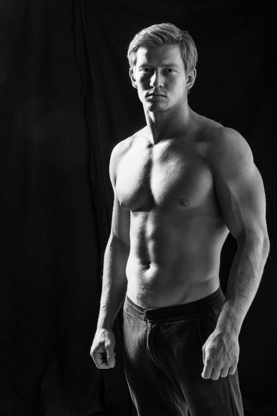 Stüdyoda gösteren erkek fitness model kasları  - Fotoğraf, Görsel