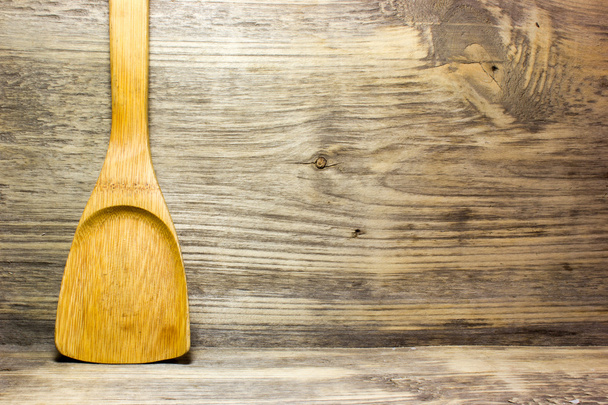 Houten keuken lepel op houten achtergrond - Foto, afbeelding