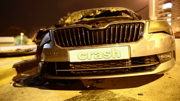 τροχαίο ατύχημα, ένα σπασμένο αυτοκίνητο στο δρόμο - Πλάνα, βίντεο