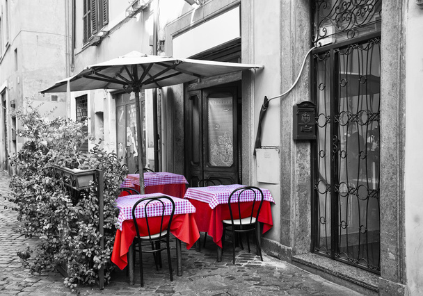 εστιατόριο με βεράντα στον δρόμο - Φωτογραφία, εικόνα