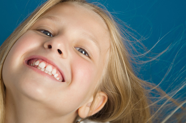 Дівчина з зубною посмішкою
 - Фото, зображення