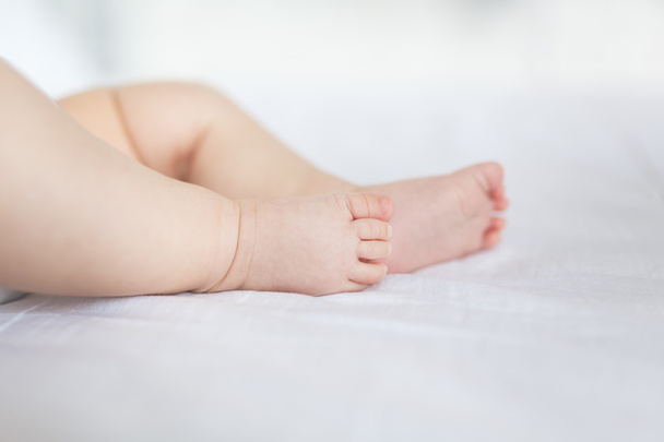 Nohy dítěte na měkký koberec - Fotografie, Obrázek