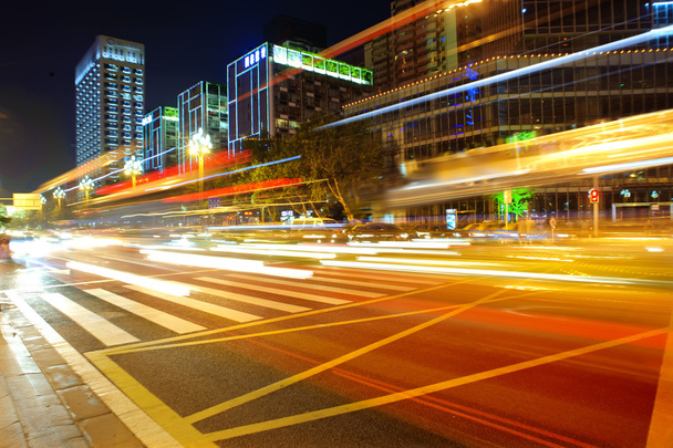 高速、都心の夜景でぼやけたバス光の道 - 写真・画像