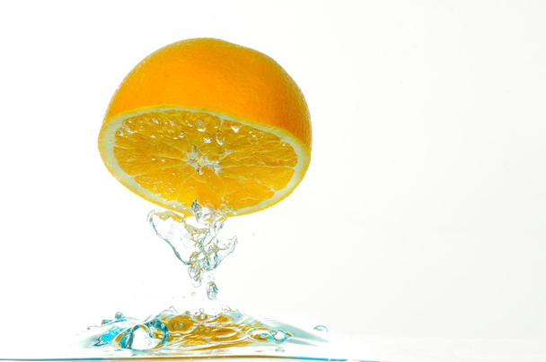arancione in acqua - Foto, immagini