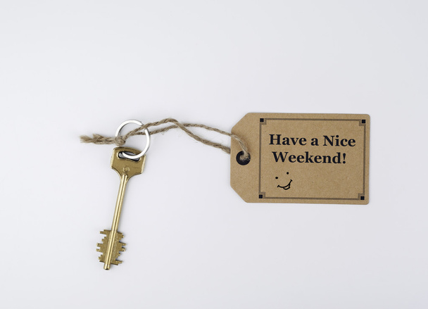 Ключ и записка на белом фоне с текстом - Have a Nice Wee
 - Фото, изображение