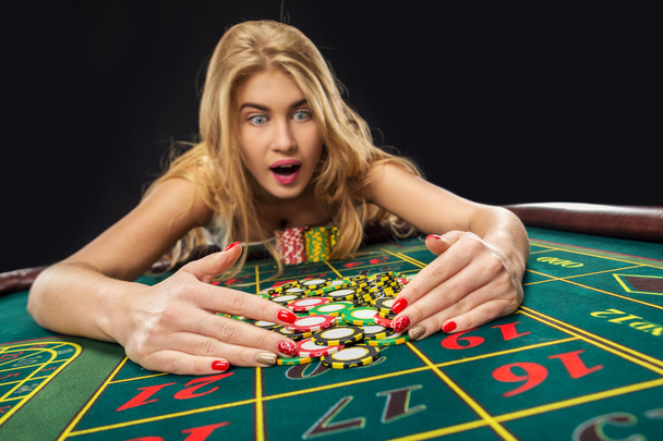 Genç güzel rulet WINS kumarhanede oynayan kadınlar - Fotoğraf, Görsel