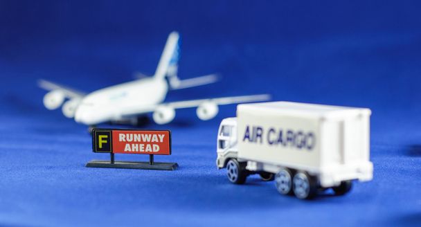 Air Cargo vrachtwagen rubriek Runway vooruit - Foto, afbeelding