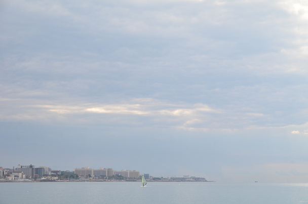 Un homme solitaire dans la mer
 - Photo, image