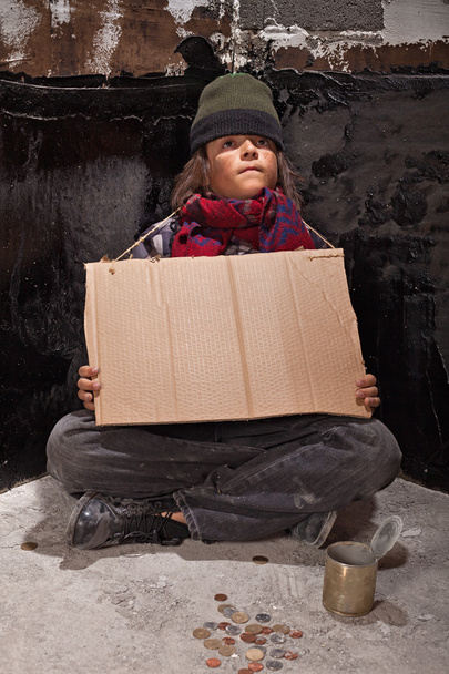 Fiatal hajléktalan fiú az utcán egy jel - Fotó, kép