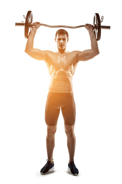 Retrato de cuerpo entero del hombre musculoso haciendo ejercicio con una barra
 - Foto, Imagen