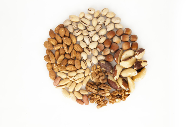 Смешанные орехи - миндаль, фисташки, фундук, бразильские орехи, грецкие орехи, арахис на белом фоне
 - Фото, изображение