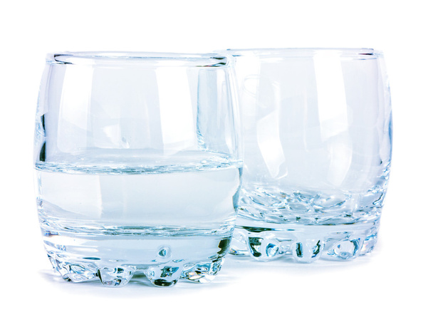 Boş ve yarım su bardağı beyaz izole - Fotoğraf, Görsel