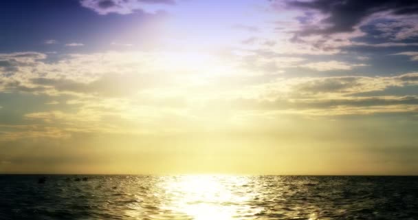 Zonsondergang op een kalme en rustige zee 4k - Video
