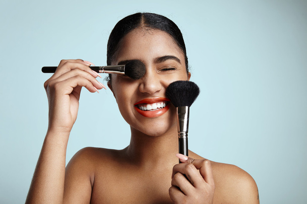 woman with makeup brushes in hands - Foto, imagen
