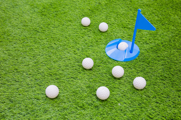 Гольф-куля з однією в лунці на траві для фону
 - Фото, зображення