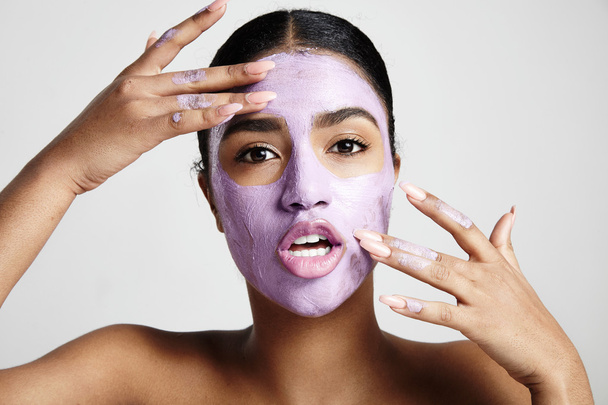 mor yüz maskesi kadınla - Fotoğraf, Görsel