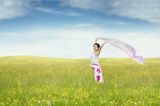 Mujer feliz con tela en el prado
 - Foto, Imagen