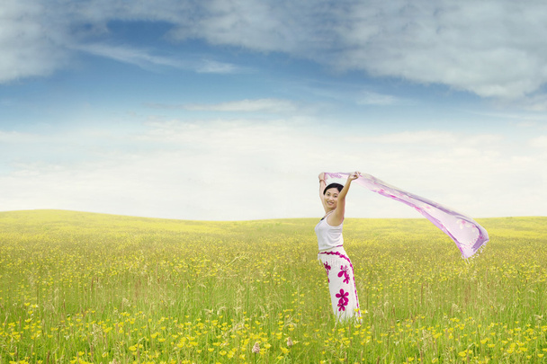 Милая женщина с тканью на поле
 - Фото, изображение