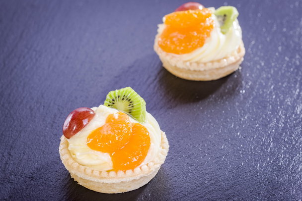 mini tart with pudding and fruit  - Foto, imagen