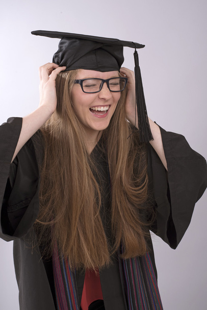 Um graduado universitário rindo usando um boné e um vestido
 - Foto, Imagem
