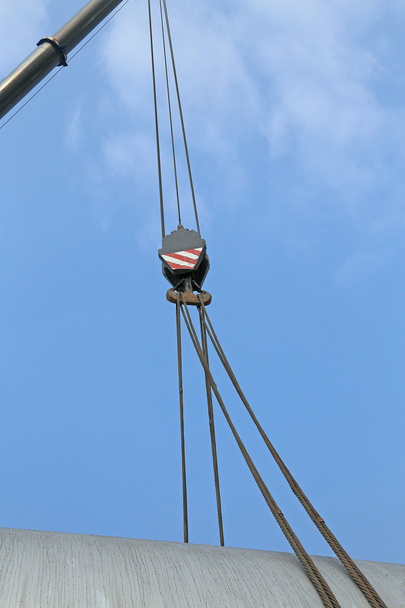  polea con robustos cables de acero para levantar cargas durante la carga
 - Foto, Imagen