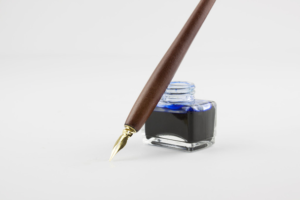 Pen en inkt op wit wordt geïsoleerd - Foto, afbeelding