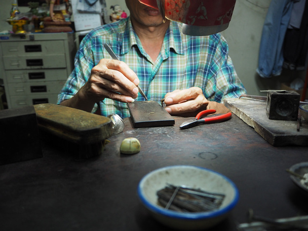 Orfèvre travaillant sur un or inachevé avec ses mains travaillantes
 - Photo, image