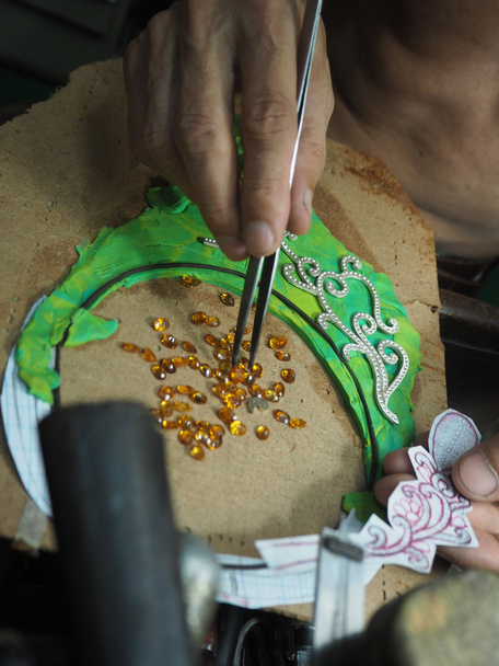 Ювелір, що працюють на незавершене золото руками жорсткий робочий - Фото, зображення