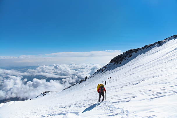 Ryhmä retkeilijöitä vuoristossa
 - Valokuva, kuva