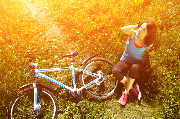 junge Frau und Fahrrad - Foto, Bild