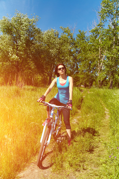 woman riding a bicycle - Φωτογραφία, εικόνα