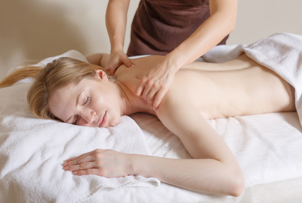 Mulher bonita relaxante com massagem de mãos no spa de beleza
 - Foto, Imagem
