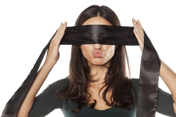 nő blindfolding magát - Fotó, kép