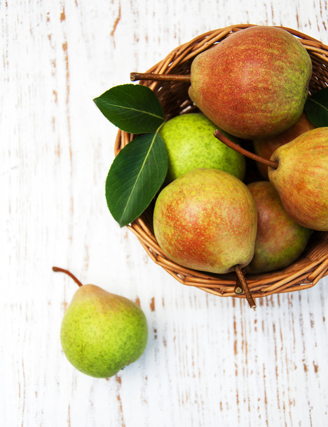 Fresh pears with leaves - Foto, imagen