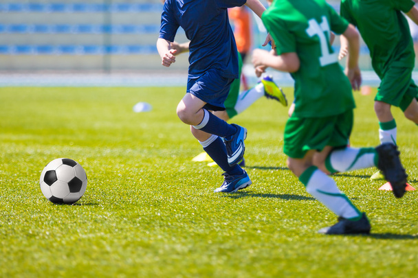 Nuoret pojat pelaavat jalkapalloa jalkapallo ottelu
 - Valokuva, kuva
