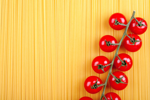 Espaguetis y tomates. Fondo de pasta
 - Foto, Imagen