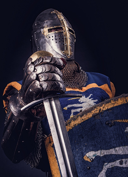 Um cavaleiro com uma espada e um capacete
 - Foto, Imagem