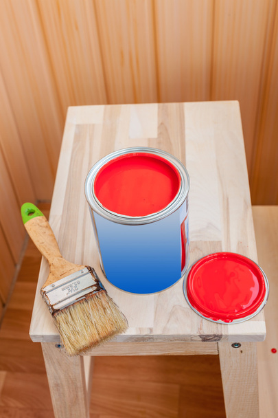 Tinta vermelha e escova na cadeira de madeira
 - Foto, Imagem