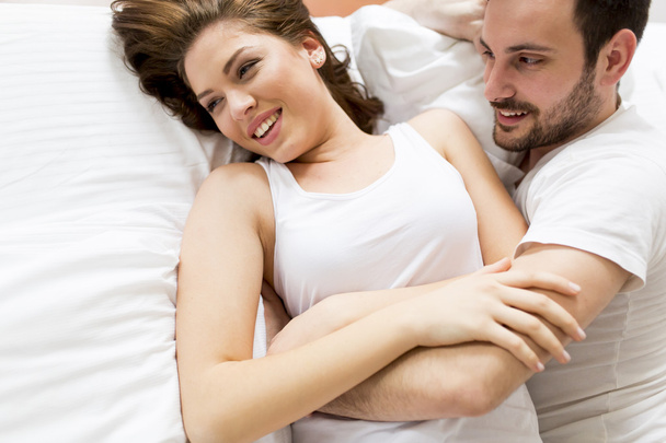Couple aimant dans le lit
 - Photo, image