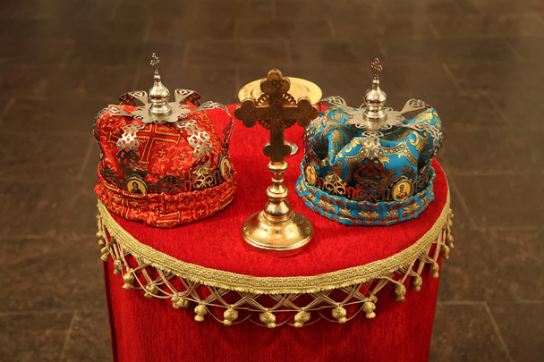Coroas de casamento na igreja
 - Foto, Imagem