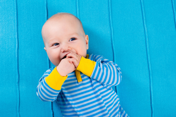 Baby boy on blue knitted blanket - Fotografie, Obrázek