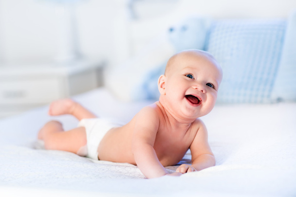 bébé garçon sur lit blanc
 - Photo, image