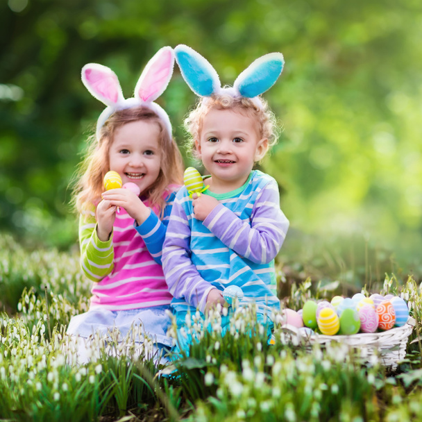 Lapset pääsiäismunan metsästyksessä
 - Valokuva, kuva