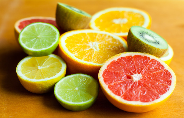 Verse citrusvruchten citroen, limoen, sinaasappel, grapefruit - Foto, afbeelding