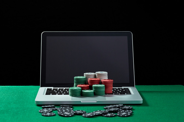 緑のテーブルでキーボード ノートにカジノチップ. - 写真・画像