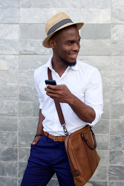 Sonriente joven negro con teléfono móvil
 - Foto, imagen